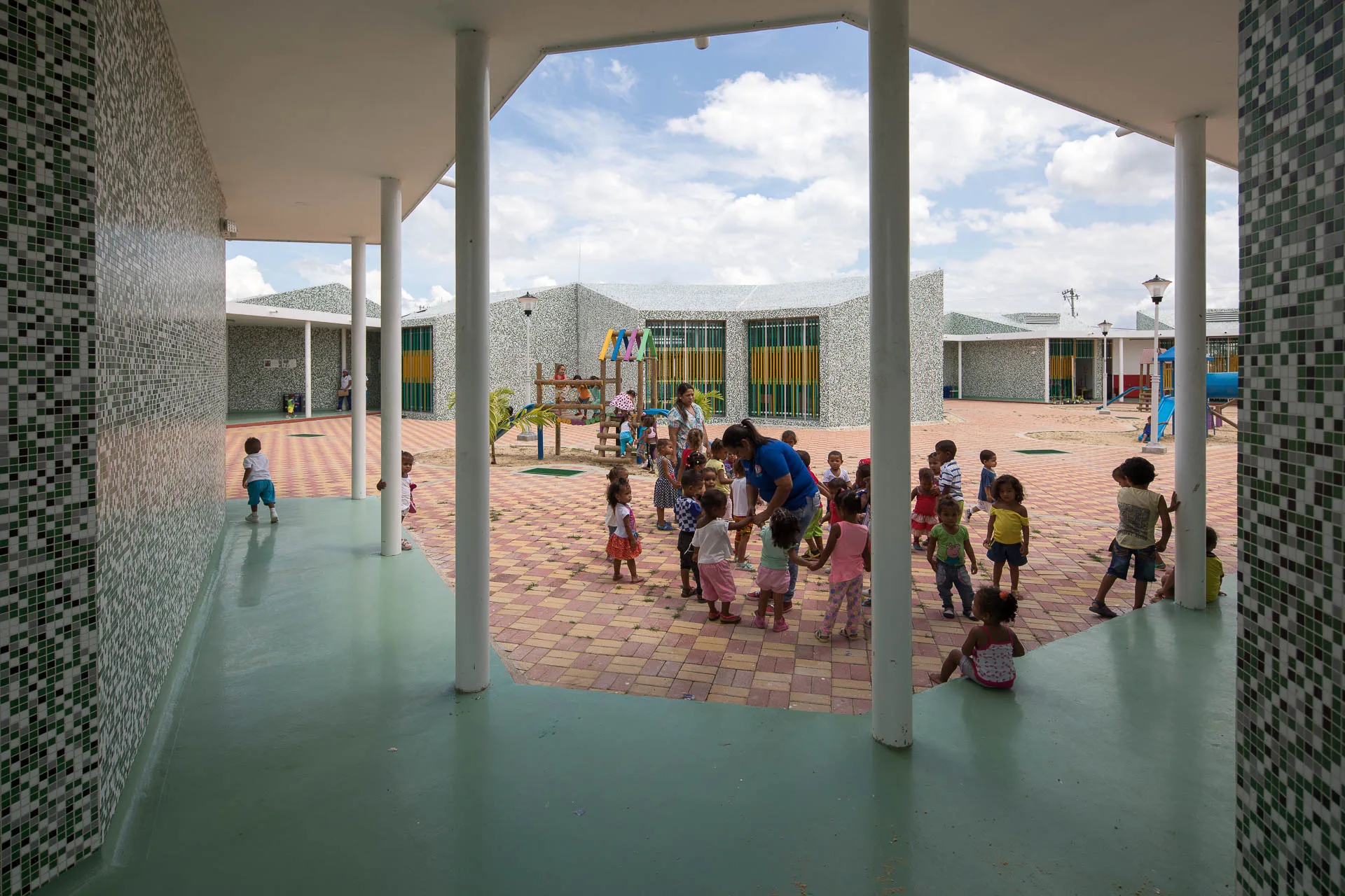 El preescolar integrado en el paisaje rural y soleado del Caribe colombiano.